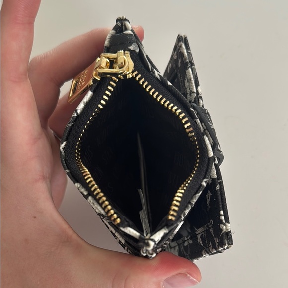 Steve Madden Black and White Floral Wallet - Picture 4 of 4